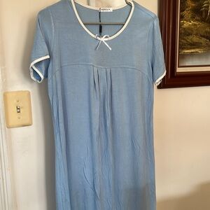 SHORT SLEEVE NIGHT GOWN BY HOT TOUCH. NWT. SIZE M.